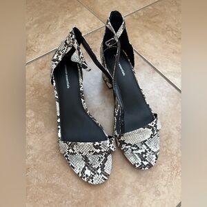 Amazon Essentials Black and Cream Snakeskin Sandal Heels